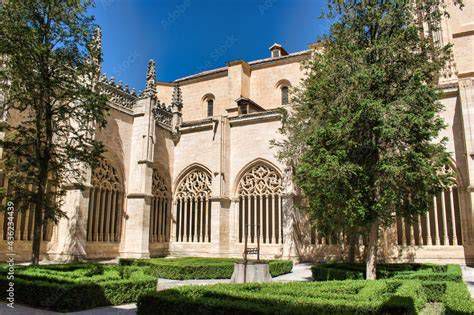 Claustro gótico y jardín interior de la basílica