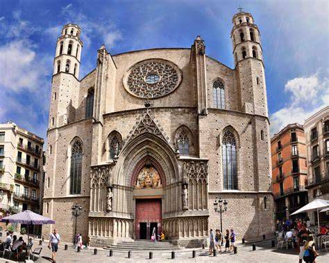 Vista exterior de la Basílica de Santa María del Mar mostrando las torres y el rosetón