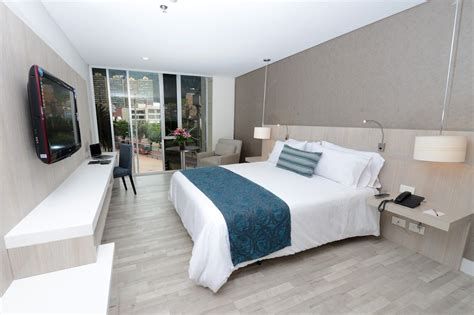 Hotel moderno con habitaciones confortables y decoración motivadora