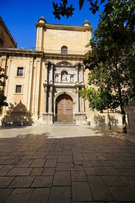 Fachada de la Capilla Real de Granada con detalles góticos y flamígeros