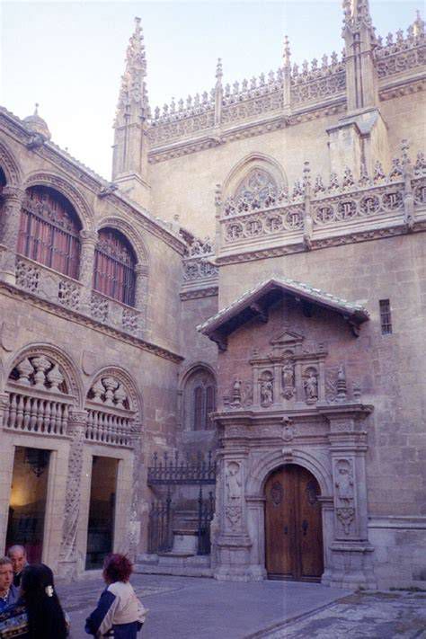 Fachada de la Capilla Real de Granada mostrando su estilo gótico isabelino