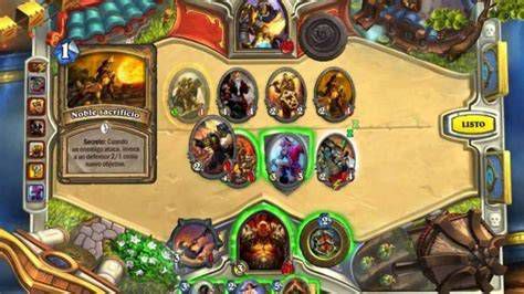 Tablero de juego de Hearthstone con cartas de Sacerdote en acción