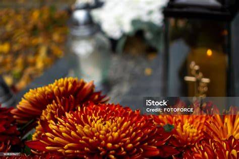velas y flores en un cementerio en otoño