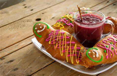 altar de Día de Muertos con guaguas de pan y colada morada
