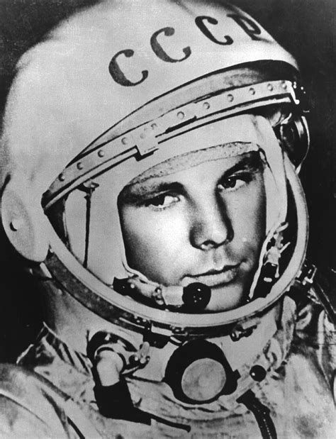 Retrato histórico de Iván Gagarin y portada de la revista Etudes