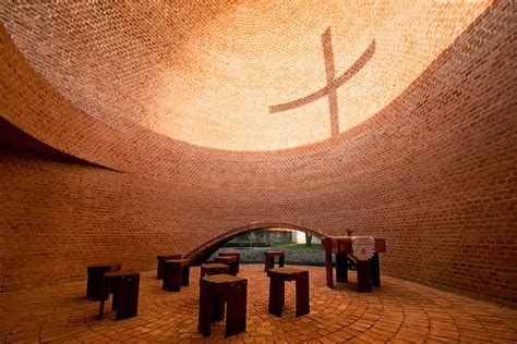 Interior de la capilla con la estatua de San Bernardo iluminada desde un hueco cenital