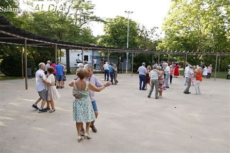 Baile de verano para mayores en parque con iluminación nocturna