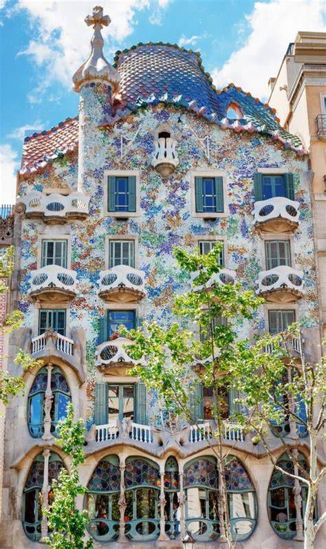 Fachada de la Casa Batlló con simbología de San Jorge y el dragón