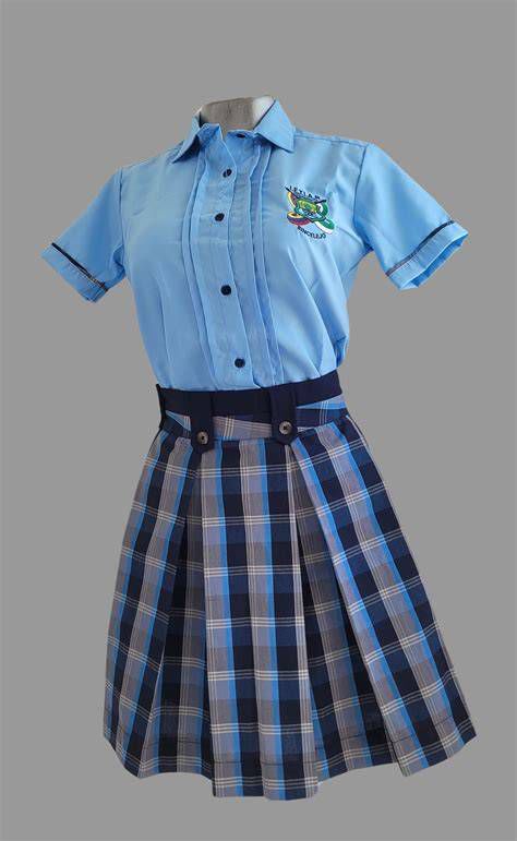Ejemplos de uniformes: conjunto formal, polar institucional y uniforme de educación física