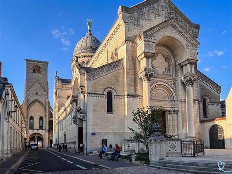 fachada de la Basílica de San Martín de Tours junto a la Torre del Reloj