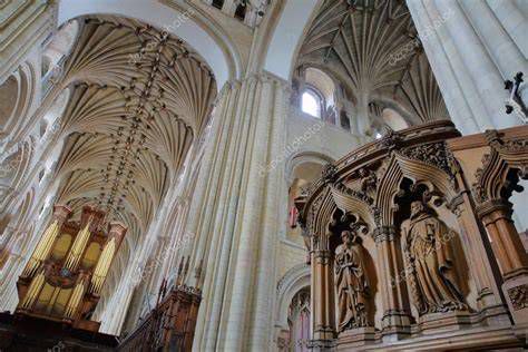 nave principal y techo abovedado de madera de la basílica