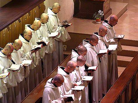 monjes rezando Laudes en coro