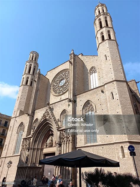 Fachada neogótica con torres gemelas y rosetón de la Iglesia de San Francisco de Asís, Bilbao
