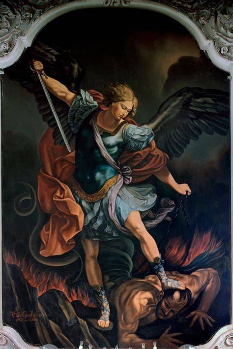 San Miguel combatiendo al dragón: imagen simbólica