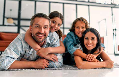 Familia reunida en un hogar estilo Glenoak, escena de serie familiar