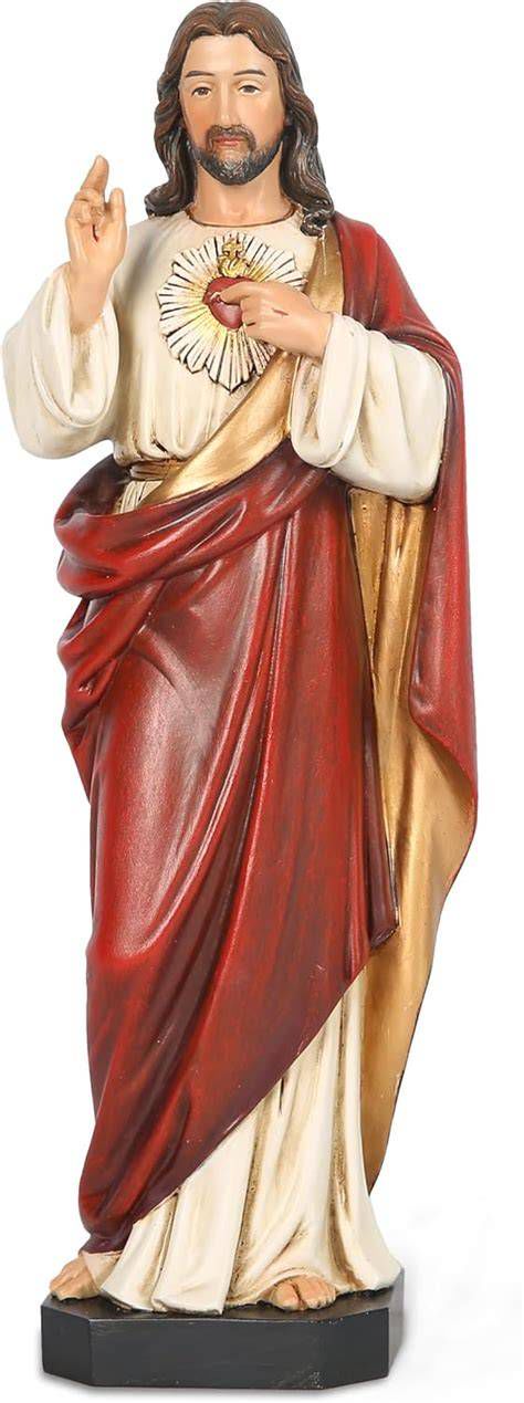 Estatua del Sagrado Corazón de Jesús con acabado en piedra sobre mesa decorativa