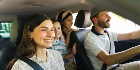 Foto vintage familia en coche sin cinturones, niños sentados en las rodillas
