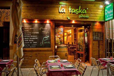Fachada y nuevo local de La Taska Sidrería en Calle Conde Altea 37