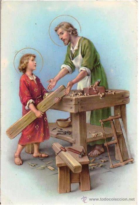 San José Obrero: imagen de un carpintero junto a la Sagrada Familia