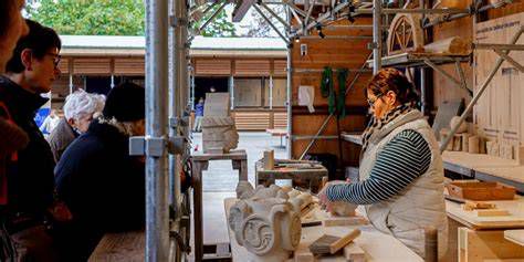 Atelier de la Fabrique de la Flèche avec artisans au travail