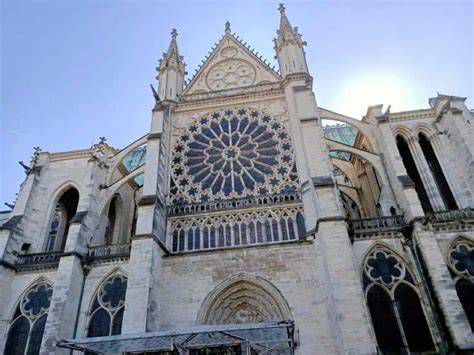 Façade majestueuse et rosace de la Basilique Saint-Denis