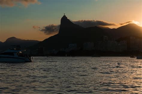 Panorámica del Cristo Redentor y la bahía de Guanabara al amanecer