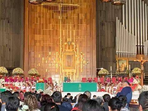 Coral en una misa solemne con cantor y órgano