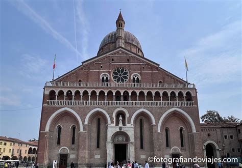 Fachada y cúpulas de la Basílica de San Antonio en Padua