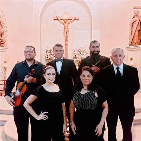 Interior con altar y músicos en culto Palabra Miel