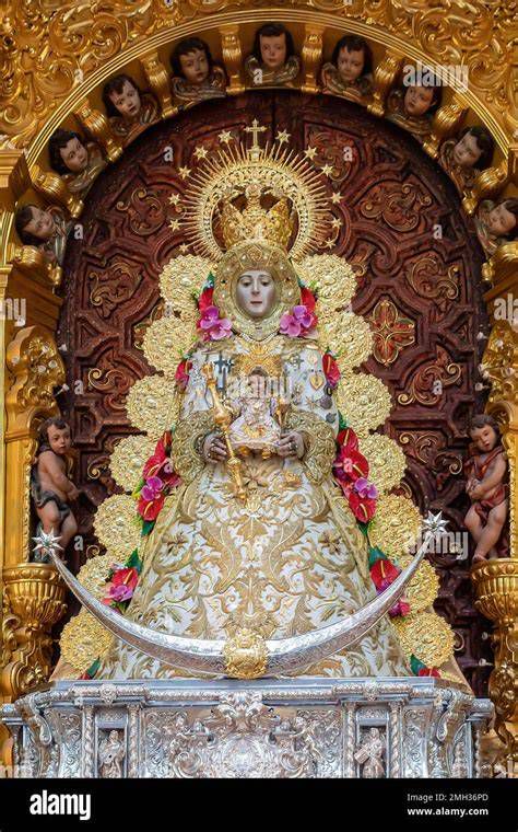 Fotografía de la Virgen del Rocío en su paso de palio