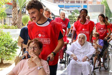 equipo de voluntariado y personal en residencias de mayores