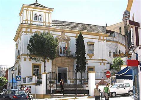 Fachada histórica del Hospital de la Santa Resurrección en Utrera