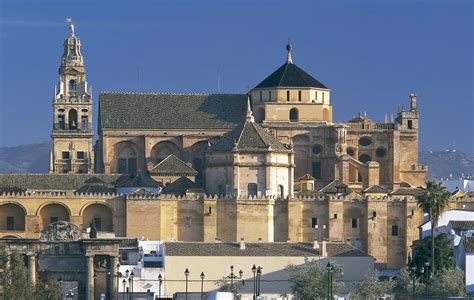 Fotografía de catedral histórica inscrita en el Registro (ej. mezquita-catedral de Córdoba)