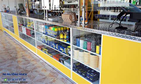 fachada y mostrador de ferretería con herramientas y pinturas