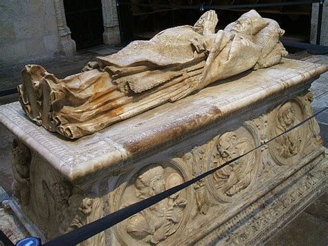 Sepulcro de Gonzalo Díaz de Lerma en la Capilla de la Presentación (detalle del bulto yacente y tondos)