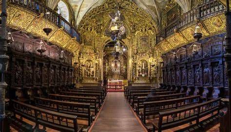 Baldaquino barroco y capilla del Santo Cristo en la Catedral de Ourense (vista interior)