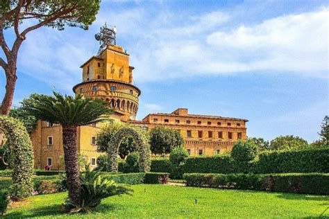 Senderos y esculturas en los Jardines Vaticanos