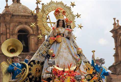 Escultura de la Virgen de la Candelaria en la Basílica de Copacabana