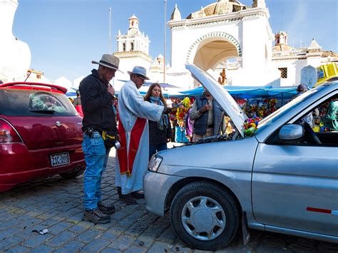 Devotos y vehículos en la Bendición de Movilidades frente a la Basílica