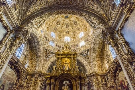 Portada barroca de la Capilla de Nuestra Señora del Rosario con azulejos decorativos
