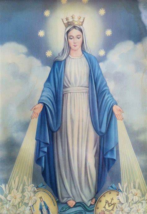 Imagen de la Virgen María con corona dorada y manto azul