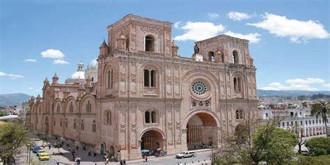 Iglesia colonial en Cuenca, Ecuador