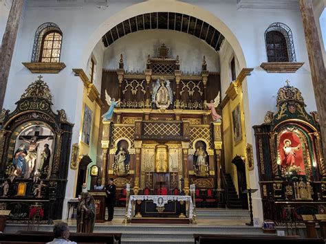 Interior de la iglesia parroquial de Fontiñas con fieles durante la misa de Miércoles de Ceniza