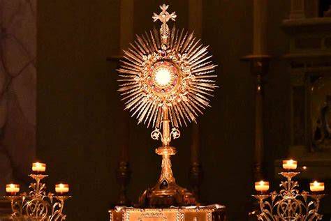 Imagen de meditación en oración contemplativa ante el Santísimo Sacramento