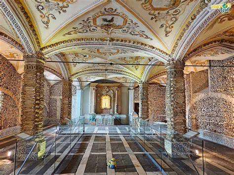 Interior de la Capilla de los Huesos de Évora con huesos y momias colgantes