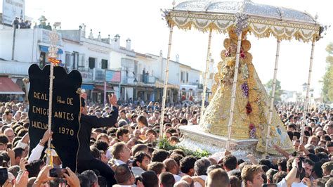 Romería de la Virgen del Rocío - multitud de peregrinos en un camino