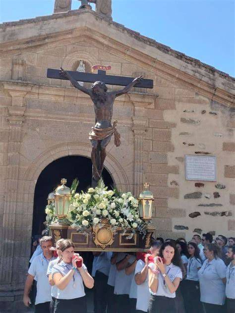 Procesión tradicional con la imagen del Santísimo Cristo en Tolox