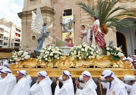 Procesión de Semana Santa y amanecer en Domingo de Resurrección