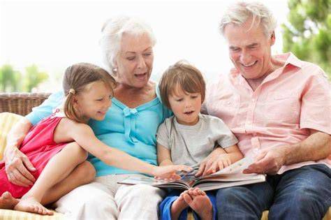 Abuelos cuidando y compartiendo con nietos