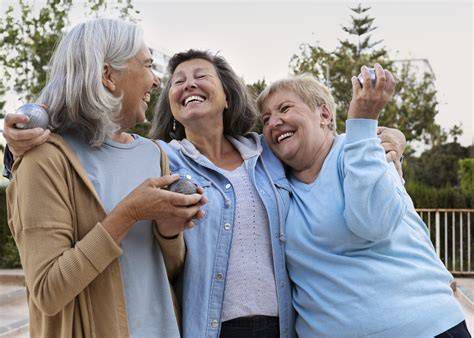 Adultos mayores activos y compartiendo con familia